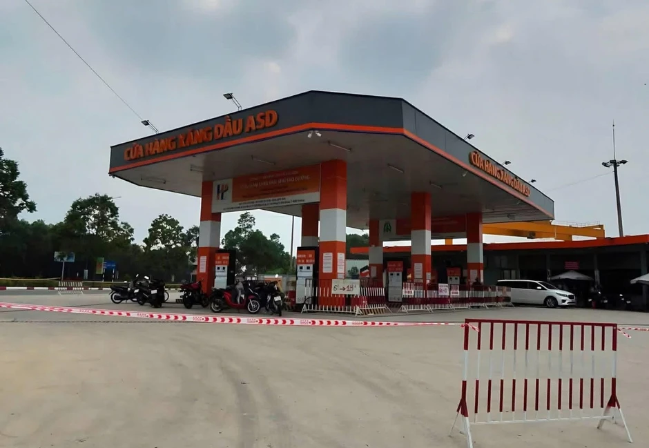 Bé gái 2 tuổi bị ô tô cán tử vong tại cây xăng Bé gái 2 tuổi bị ô tô cán tử vong tại cây xăng