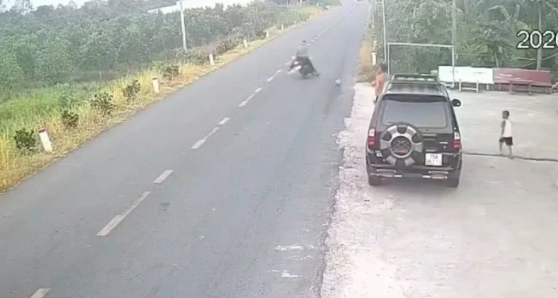 Bé trai đá bóng ra đường, người đàn ông chạy xe máy cán trúng ngã tử vong