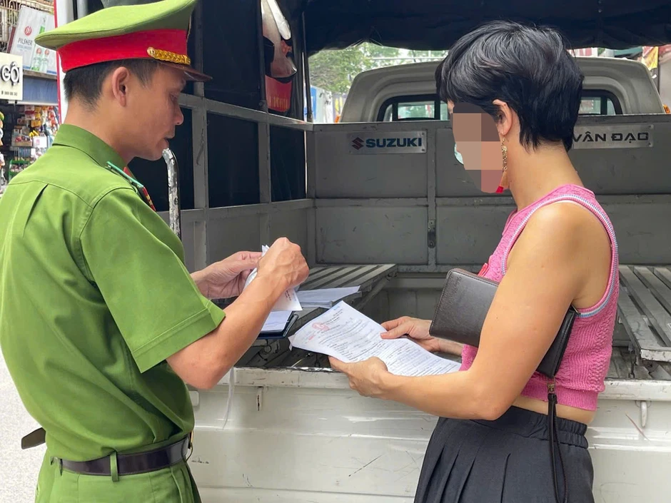 Bị cảnh sát kiểm tra dừng đỗ xe sai quy định, người phụ nữ cố thủ trên ô tô Bị cảnh sát kiểm tra dừng đỗ xe sai quy định, người phụ nữ cố thủ trên ô tô