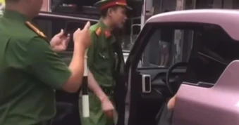 Bị cảnh sát kiểm tra dừng đỗ xe sai quy định, người phụ nữ cố thủ trên ô tô
