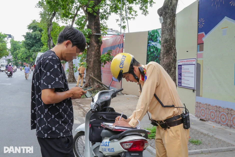 Bị phạt do dừng ô tô sai quy định, tài xế nói "không muốn mất tiền gửi xe" Bị phạt do dừng ô tô sai quy định, tài xế nói "không muốn mất tiền gửi xe"