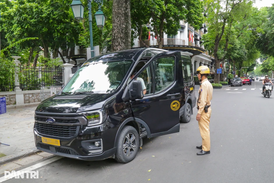 Bị phạt do dừng ô tô sai quy định, tài xế nói "không muốn mất tiền gửi xe" Bị phạt do dừng ô tô sai quy định, tài xế nói "không muốn mất tiền gửi xe"