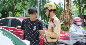 Bị phạt do dừng ô tô sai quy định, tài xế nói "không muốn mất tiền gửi xe"
