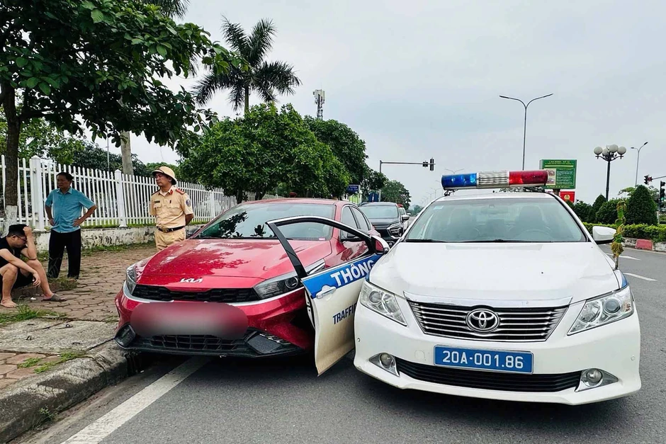 Bị phát hiện chạy quá tốc độ, tài xế liều lĩnh tông xe CSGT rồi bỏ chạy Bị phát hiện chạy quá tốc độ, tài xế liều lĩnh tông xe CSGT rồi bỏ chạy