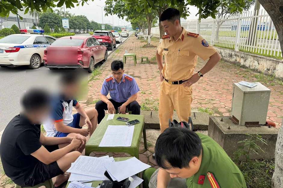 Bị phát hiện chạy quá tốc độ, tài xế liều lĩnh tông xe CSGT rồi bỏ chạy Bị phát hiện chạy quá tốc độ, tài xế liều lĩnh tông xe CSGT rồi bỏ chạy