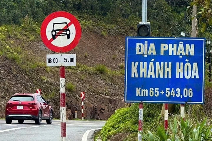 Biển báo cấm ô tô ở lưng chừng đèo Khánh Lê gây tranh cãi Biển báo cấm ô tô ở lưng chừng đèo Khánh Lê gây tranh cãi