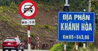 Biển báo cấm ô tô ở lưng chừng đèo Khánh Lê gây tranh cãi