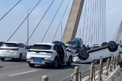 Bốn ô tô tông liên hoàn trên cầu Nhật Tân Bốn ô tô tông liên hoàn trên cầu Nhật Tân
