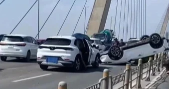Bốn ô tô tông liên hoàn trên cầu Nhật Tân