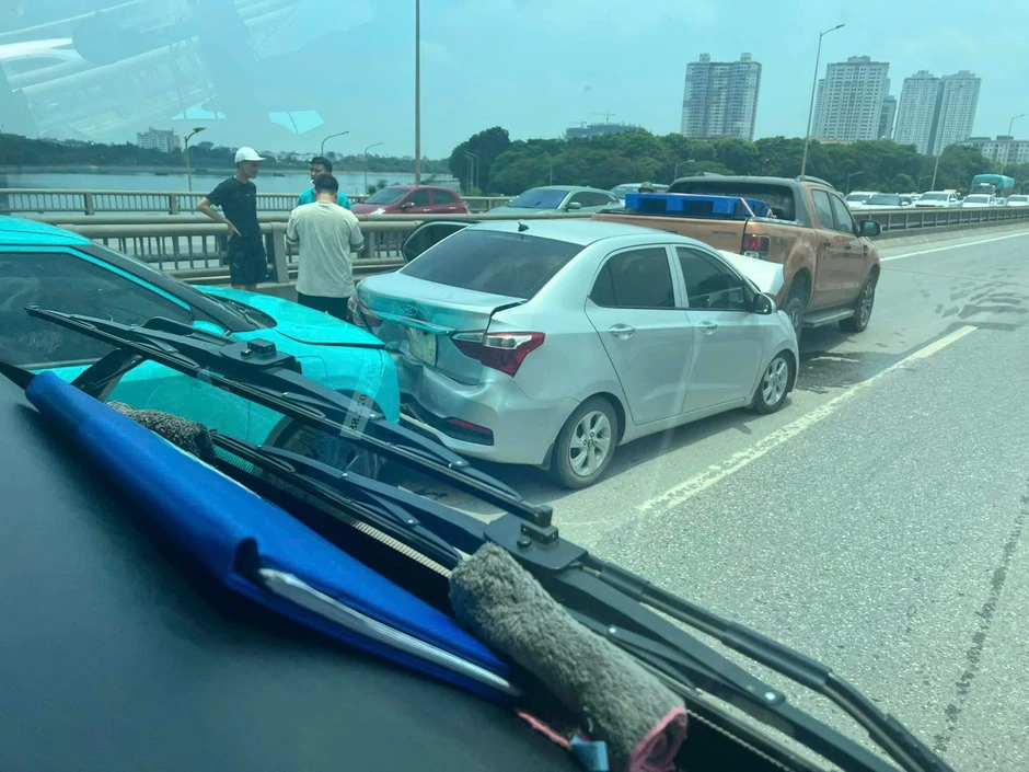 Bốn ô tô tông liên hoàn trên đường Vành đai 3 ở Hà Nội Bốn ô tô tông liên hoàn trên đường Vành đai 3 ở Hà Nội