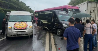 Bốn ô tô va chạm trên cao tốc Nội Bài - Lào Cai, giao thông bị ùn ứ