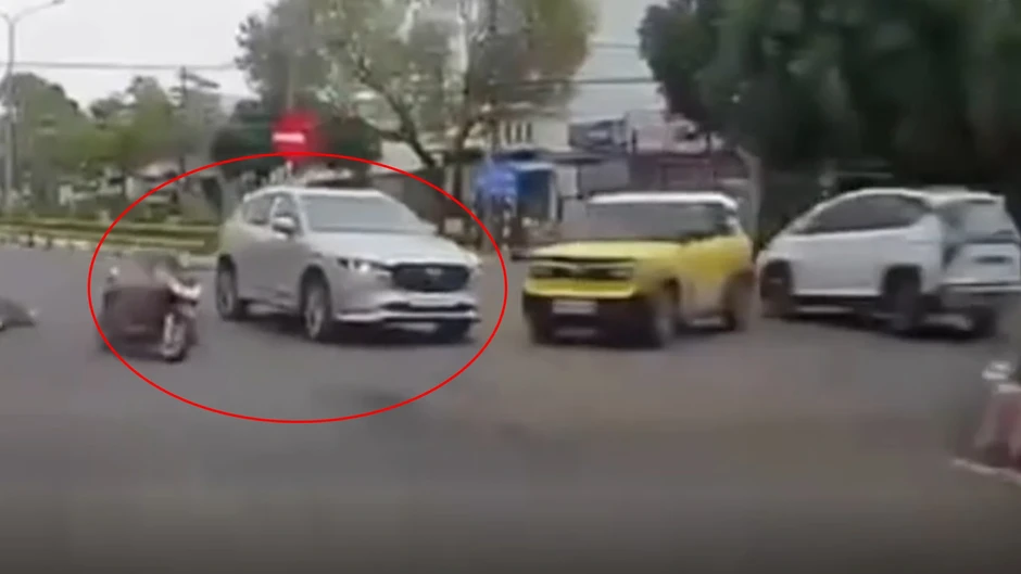Bức xúc ô tô tông ngã xe máy rồi bỏ chạy, đề nghị phạt nghiêm Bức xúc ô tô tông ngã xe máy rồi bỏ chạy, đề nghị phạt nghiêm