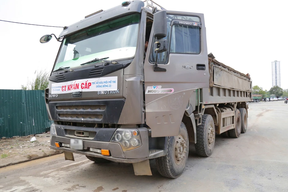 Bùn đất rơi vãi khiến người đi xe máy trượt ngã, CSGT Hà Nội 'truy vết' ô tô tải