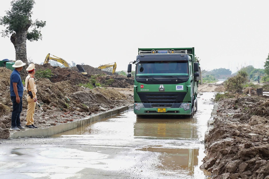 Bùn đất rơi vãi khiến người đi xe máy trượt ngã, CSGT Hà Nội 'truy vết' ô tô tải