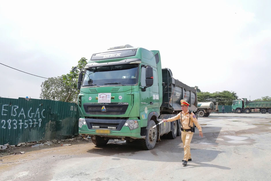 Bùn đất rơi vãi khiến người đi xe máy trượt ngã, CSGT Hà Nội 'truy vết' ô tô tải