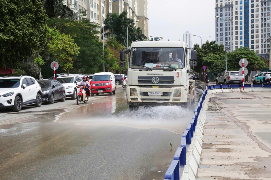Bùn đất rơi vãi khiến người đi xe máy trượt ngã, CSGT Hà Nội 'truy vết' ô tô tải