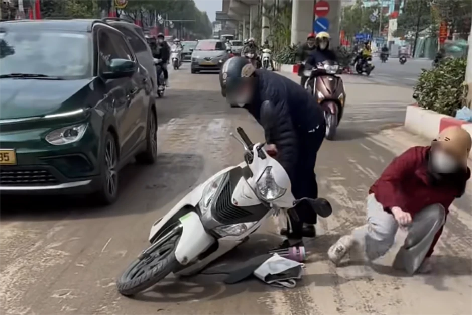Bùn đất rơi vãi khiến người đi xe máy trượt ngã, CSGT Hà Nội 'truy vết' ô tô tải