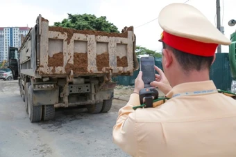 Bùn đất rơi vãi khiến người đi xe máy trượt ngã, CSGT Hà Nội 'truy vết' ô tô tải