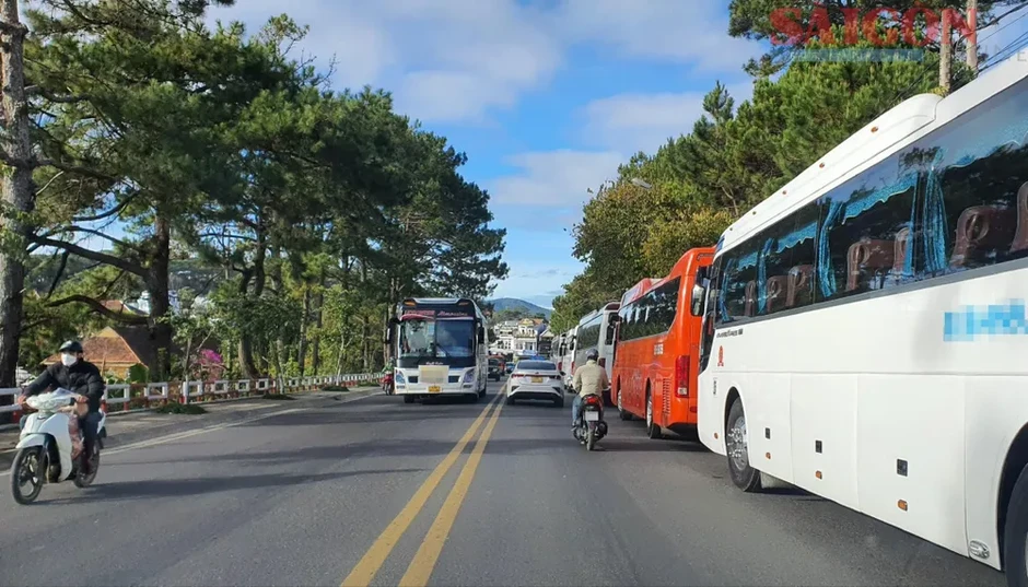 Cấm xe du lịch cỡ lớn lưu thông trên nhiều tuyến đường trung tâm Đà Lạt