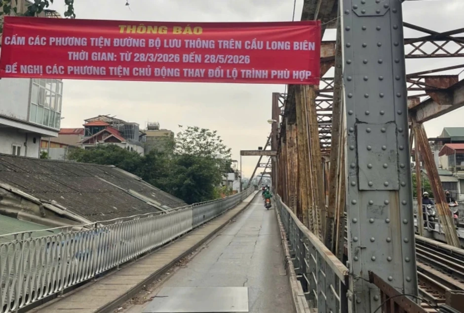 Cấm xe máy, xe đạp qua cầu Long Biên hai tháng Cấm xe máy, xe đạp qua cầu Long Biên hai tháng