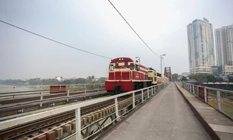 Cấm xe máy, xe đạp qua cầu Long Biên hai tháng