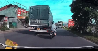 Camera 1 phút trước bi kịch khiến đôi nam nữ đi xe máy tử vong ở Hưng Yên