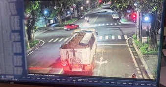 Camera AI truy vết, xử lý xe tải làm rơi vãi bùn đất trên đường ở Hà Nội