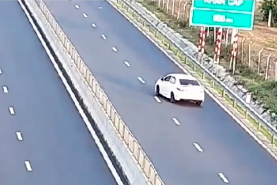 Camera ghi lại cảnh nữ tài xế lùi xe trên cao tốc Vĩnh Hảo - Phan Thiết Camera ghi lại cảnh nữ tài xế lùi xe trên cao tốc Vĩnh Hảo - Phan Thiết