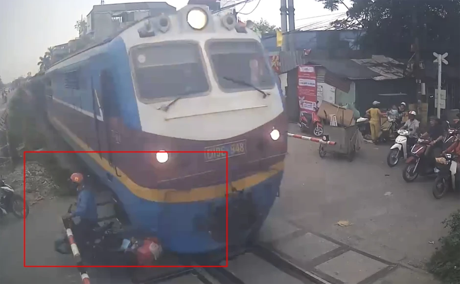 Camera ghi lại toàn cảnh nam tài xế xe máy 'cướp đường' tàu hỏa ở Hà Nội