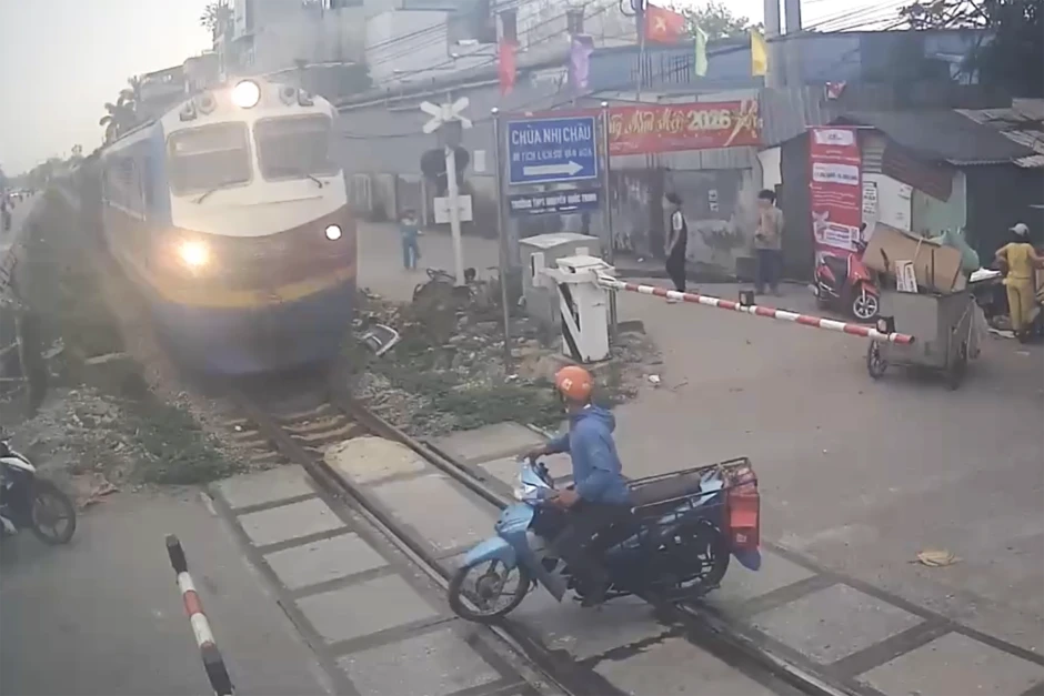 Camera ghi lại toàn cảnh nam tài xế xe máy 'cướp đường' tàu hỏa ở Hà Nội