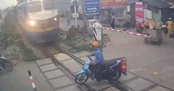 Camera ghi lại toàn cảnh nam tài xế xe máy 'cướp đường' tàu hỏa ở Hà Nội