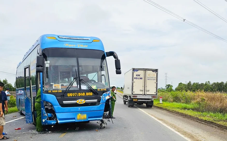 Cần Thơ: Xe khách tông nhiều xe máy, 2 người tử vong Cần Thơ: Xe khách tông nhiều xe máy, 2 người tử vong