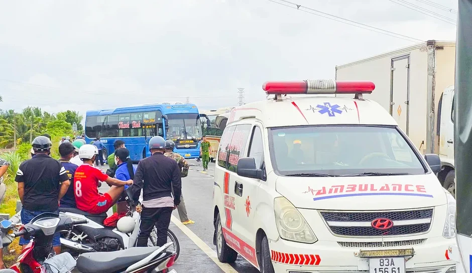 Cần Thơ: Xe khách tông nhiều xe máy, 2 người tử vong Cần Thơ: Xe khách tông nhiều xe máy, 2 người tử vong