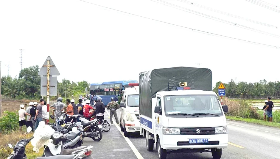 Cần Thơ: Xe khách tông nhiều xe máy, 2 người tử vong Cần Thơ: Xe khách tông nhiều xe máy, 2 người tử vong