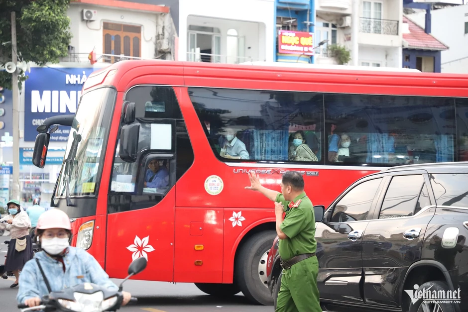 Cảnh hàng trăm hành khách vật vã trung chuyển giữa hai đầu ga Dĩ An - Biên Hòa Cảnh hàng trăm hành khách vật vã trung chuyển giữa hai đầu ga Dĩ An - Biên Hòa