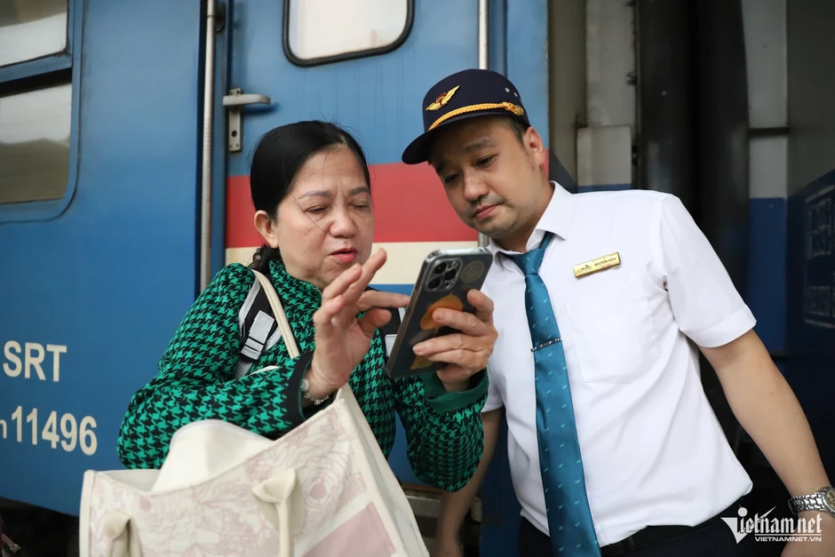 Cảnh hàng trăm hành khách vật vã trung chuyển giữa hai đầu ga Dĩ An - Biên Hòa Cảnh hàng trăm hành khách vật vã trung chuyển giữa hai đầu ga Dĩ An - Biên Hòa