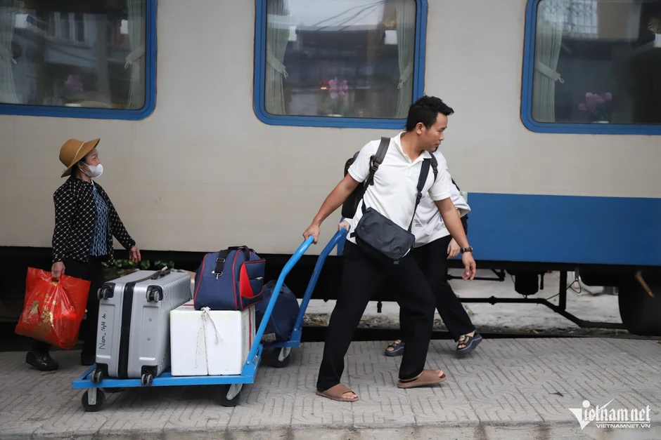 Cảnh hàng trăm hành khách vật vã trung chuyển giữa hai đầu ga Dĩ An - Biên Hòa Cảnh hàng trăm hành khách vật vã trung chuyển giữa hai đầu ga Dĩ An - Biên Hòa