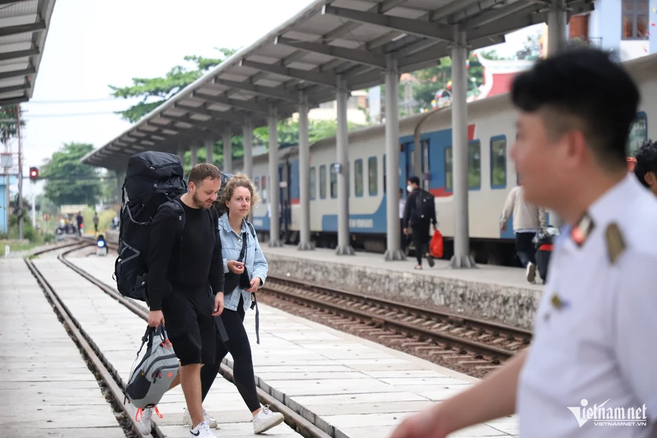 Cảnh hàng trăm hành khách vật vã trung chuyển giữa hai đầu ga Dĩ An - Biên Hòa Cảnh hàng trăm hành khách vật vã trung chuyển giữa hai đầu ga Dĩ An - Biên Hòa