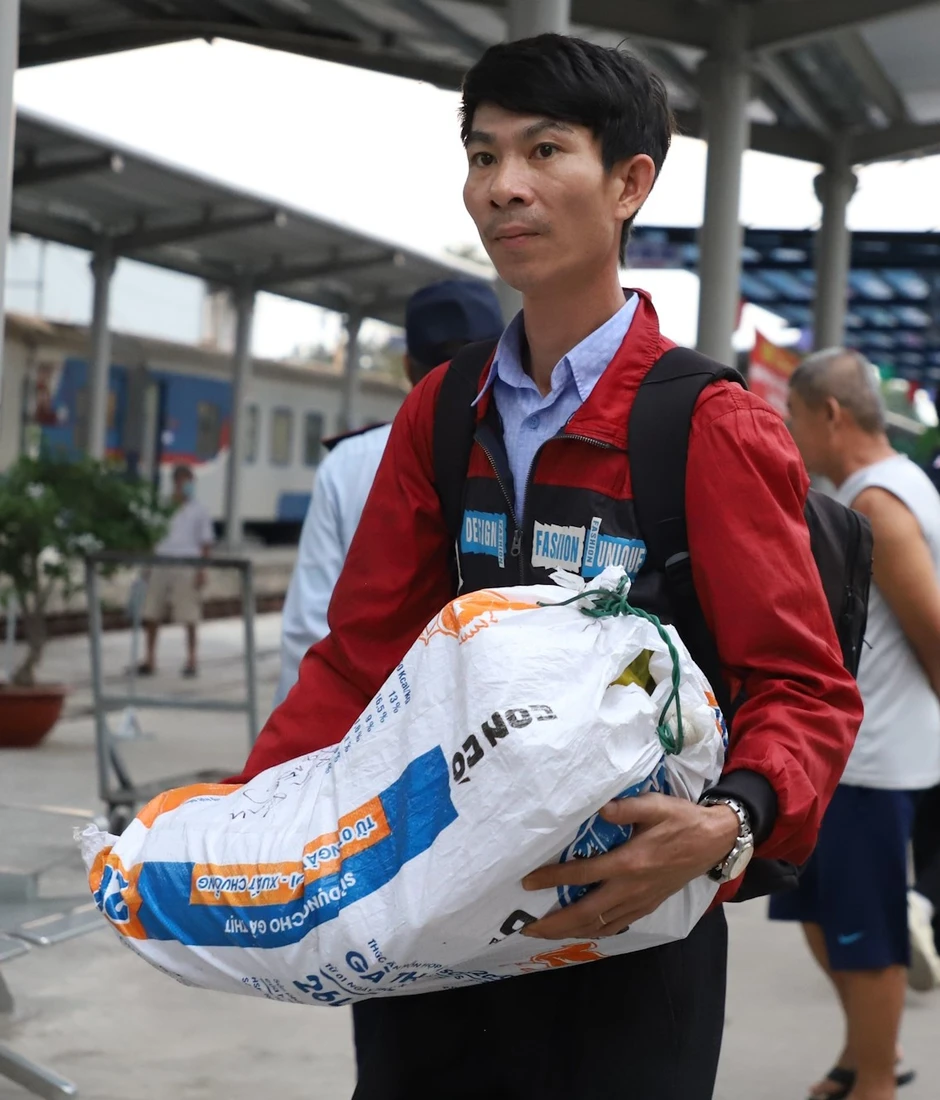 Cảnh hàng trăm hành khách vật vã trung chuyển giữa hai đầu ga Dĩ An - Biên Hòa Cảnh hàng trăm hành khách vật vã trung chuyển giữa hai đầu ga Dĩ An - Biên Hòa