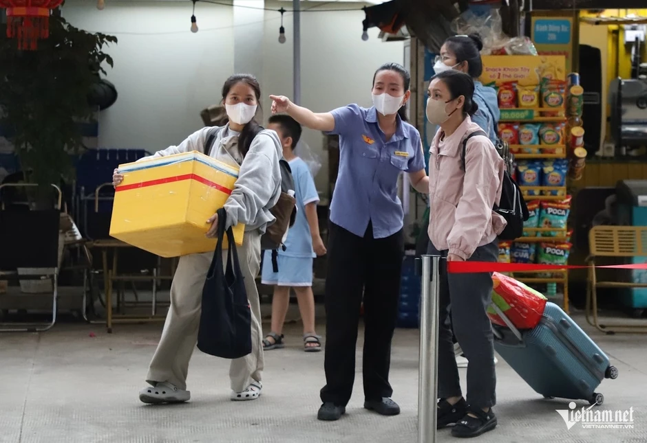 Cảnh hàng trăm hành khách vật vã trung chuyển giữa hai đầu ga Dĩ An - Biên Hòa Cảnh hàng trăm hành khách vật vã trung chuyển giữa hai đầu ga Dĩ An - Biên Hòa