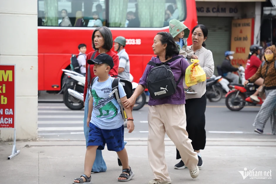 Cảnh hàng trăm hành khách vật vã trung chuyển giữa hai đầu ga Dĩ An - Biên Hòa Cảnh hàng trăm hành khách vật vã trung chuyển giữa hai đầu ga Dĩ An - Biên Hòa