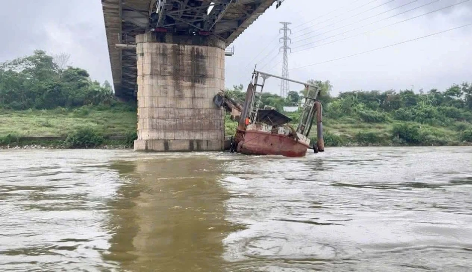 Cảnh sát giải cứu tàu thủy mất lái, mắc kẹt vào trụ cầu Việt Trì Cảnh sát giải cứu tàu thủy mất lái, mắc kẹt vào trụ cầu Việt Trì