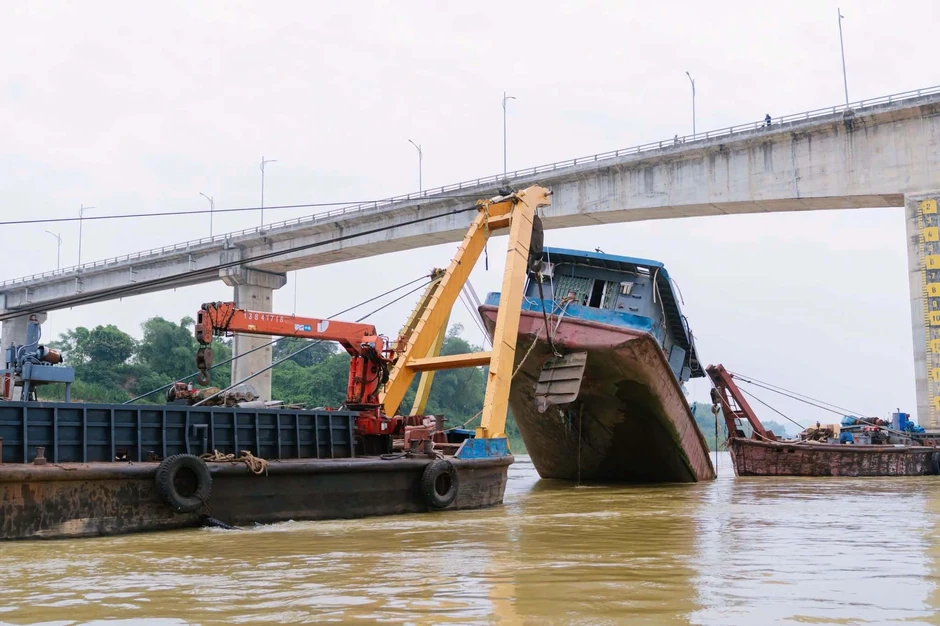 Cảnh sát giải cứu tàu thủy mất lái, mắc kẹt vào trụ cầu Việt Trì Cảnh sát giải cứu tàu thủy mất lái, mắc kẹt vào trụ cầu Việt Trì