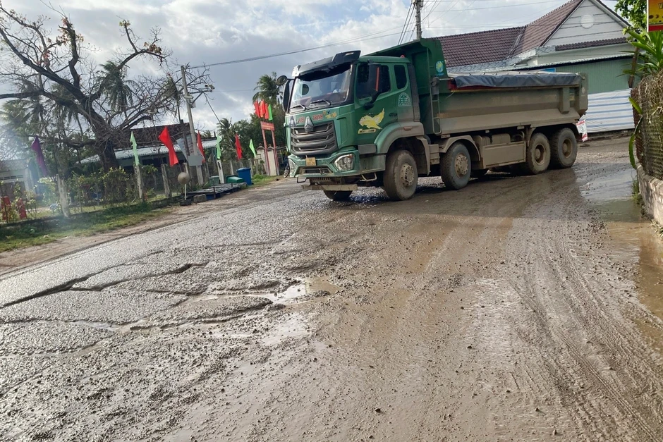 Cảnh sát giao thông vào cuộc việc dân bức xúc vì xe ben chạy ẩu Cảnh sát giao thông vào cuộc việc dân bức xúc vì xe ben chạy ẩu