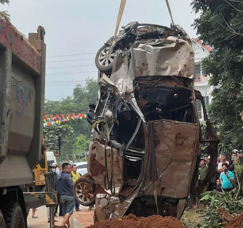 Cảnh sát phòng cháy đưa 2 thi thể phụ nữ bị xe tải đè bẹp ra ngoài Cảnh sát phòng cháy đưa 2 thi thể phụ nữ bị xe tải đè bẹp ra ngoài