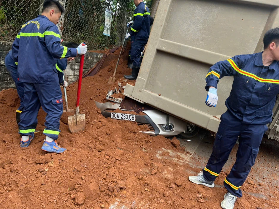 Cảnh sát phòng cháy đưa 2 thi thể phụ nữ bị xe tải đè bẹp ra ngoài Cảnh sát phòng cháy đưa 2 thi thể phụ nữ bị xe tải đè bẹp ra ngoài
