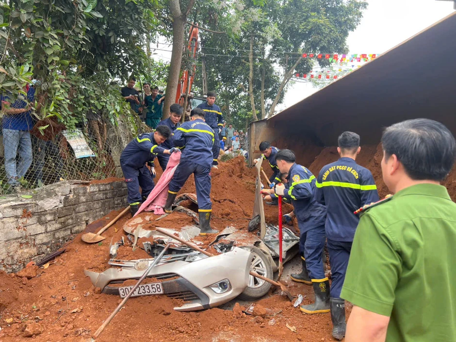 Cảnh sát phòng cháy đưa 2 thi thể phụ nữ bị xe tải đè bẹp ra ngoài Cảnh sát phòng cháy đưa 2 thi thể phụ nữ bị xe tải đè bẹp ra ngoài