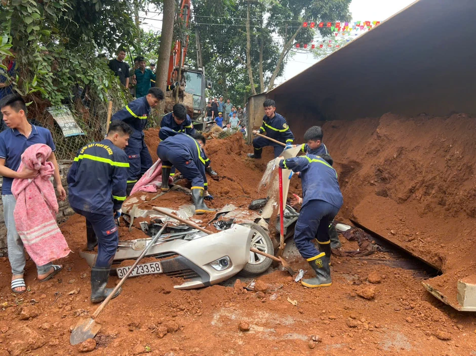 Cảnh sát phòng cháy đưa 2 thi thể phụ nữ bị xe tải đè bẹp ra ngoài Cảnh sát phòng cháy đưa 2 thi thể phụ nữ bị xe tải đè bẹp ra ngoài