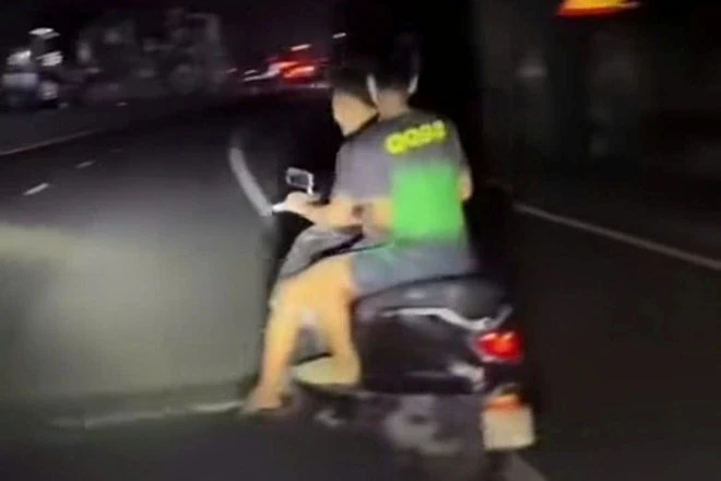Cảnh sát xử lý hai thanh niên lạng lách, đánh võng ở Hải Phòng Cảnh sát xử lý hai thanh niên lạng lách, đánh võng ở Hải Phòng