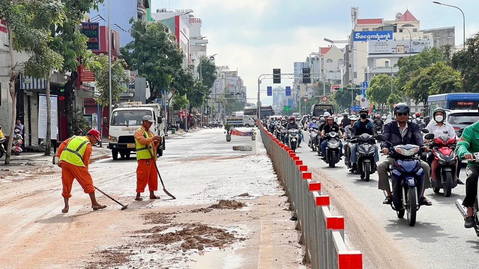 Cảnh tượng gây bức xúc trên 300m đường, công an trích xuất camera tìm thủ phạm Cảnh tượng gây bức xúc trên 300m đường, công an trích xuất camera tìm thủ phạm